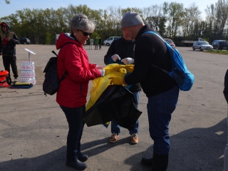 Kék Duna Projekt: közös szemétszedés a folyamnál - fotó: 