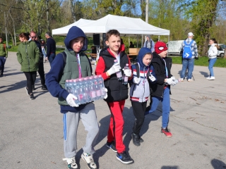 Kék Duna Projekt: közös szemétszedés a folyamnál - fotó: 