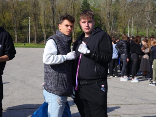 Kék Duna Projekt: közös szemétszedés a folyamnál - fotó: 