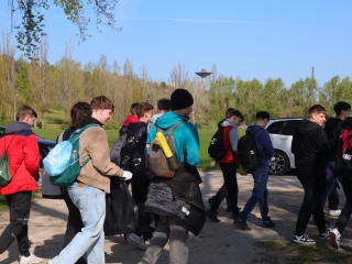 Kék Duna Projekt: közös szemétszedés a folyamnál - fotó: 