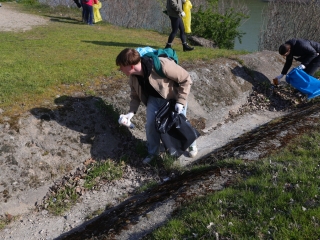 Kék Duna Projekt: közös szemétszedés a folyamnál - fotó: 