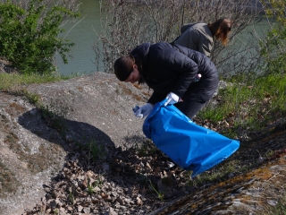 Kék Duna Projekt: közös szemétszedés a folyamnál - fotó: 