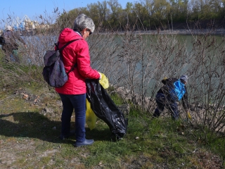 Kék Duna Projekt: közös szemétszedés a folyamnál - fotó: 