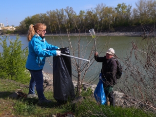 Kék Duna Projekt: közös szemétszedés a folyamnál - fotó: 