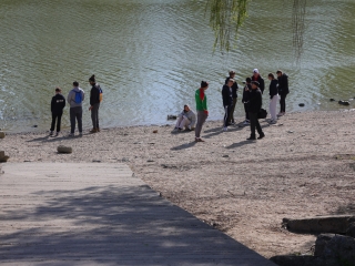 Kék Duna Projekt: közös szemétszedés a folyamnál - fotó: 