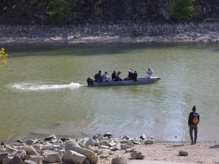 Kék Duna Projekt: közös szemétszedés a folyamnál - fotó: 