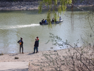 Kék Duna Projekt: közös szemétszedés a folyamnál - fotó: 