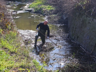Kék Duna Projekt: közös szemétszedés a folyamnál - fotó: 