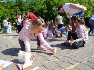 DLSZ-rajzverseny a mozi előtt (2025) - fotó: 