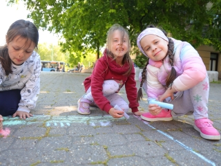 DLSZ-rajzverseny a mozi előtt (2025) - fotó: 