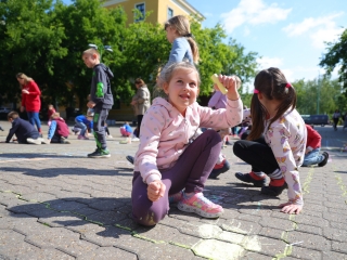 DLSZ-rajzverseny a mozi előtt (2025) - fotó: 