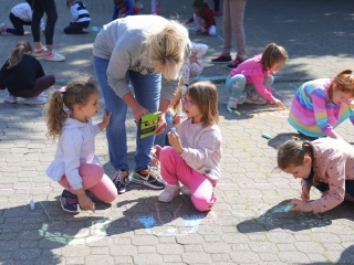 DLSZ-rajzverseny a mozi előtt (2025) - fotó: 