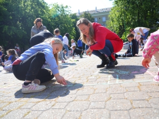 DLSZ-rajzverseny a mozi előtt (2025) - fotó: 