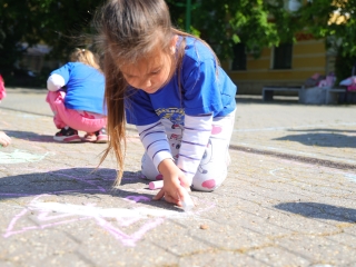 DLSZ-rajzverseny a mozi előtt (2025) - fotó: 