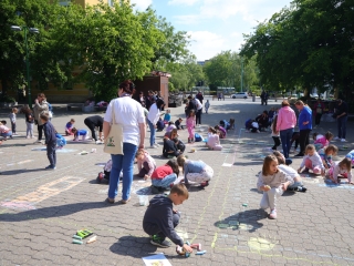 DLSZ-rajzverseny a mozi előtt (2025) - fotó: 