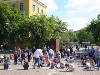 DLSZ-rajzverseny a mozi előtt (2025) - fotó: 