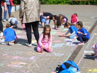 DLSZ-rajzverseny a mozi előtt (2025) - fotó: 