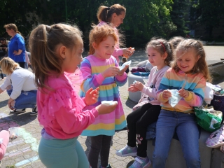 DLSZ-rajzverseny a mozi előtt (2025) - fotó: 