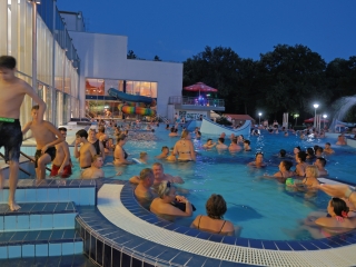 Holdfényfürdő (2025) - fotó: 