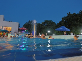 Holdfényfürdő (2025) - fotó: 