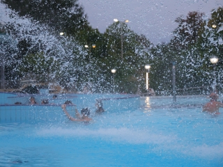 Nyárzáró esti buli az élményfürdőben - fotó: 