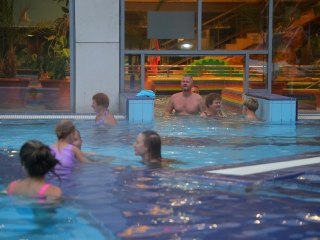 Nyárzáró esti buli az élményfürdőben - fotó: 