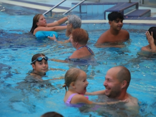 Nyárzáró esti buli az élményfürdőben - fotó: 