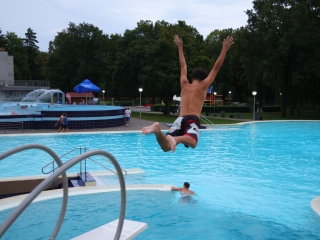 Nyárzáró esti buli az élményfürdőben - fotó: 