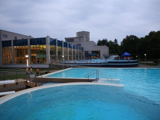 Nyárzáró esti buli az élményfürdőben - fotó: 