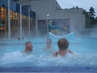 Nyárzáró esti buli az élményfürdőben - fotó: 