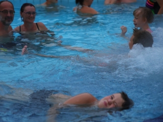 Nyárzáró esti buli az élményfürdőben - fotó: 