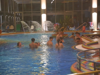 Nyárzáró esti buli az élményfürdőben - fotó: 