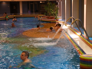 Nyárzáró esti buli az élményfürdőben - fotó: 