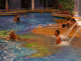 Nyárzáró esti buli az élményfürdőben - fotó: 