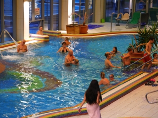 Nyárzáró esti buli az élményfürdőben - fotó: 