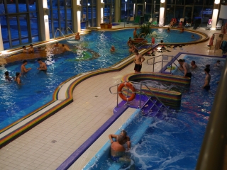 Nyárzáró esti buli az élményfürdőben - fotó: 