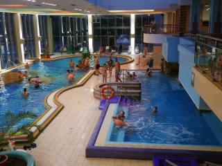 Nyárzáró esti buli az élményfürdőben - fotó: 