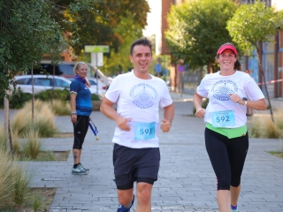 Fuss velünk, fuss értünk (2025) - fotó: 