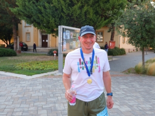 Fuss velünk, fuss értünk (2025) - fotó: 