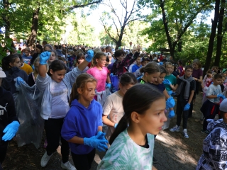 Együtt takarítottak a tiszta Dunaújvárosért! - fotó: 