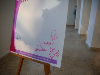 Figyelj rá(n)k! (2025) - fotó: 