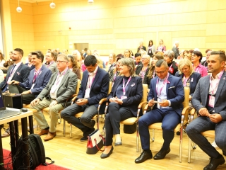 Figyelj rá(n)k! (2025) - fotó: 