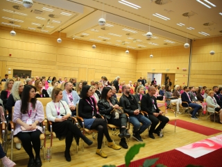 Figyelj rá(n)k! (2025) - fotó: 