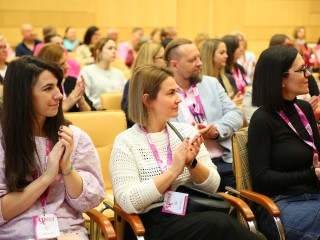 Figyelj rá(n)k! (2025) - fotó: 