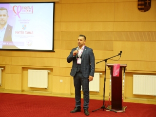 Figyelj rá(n)k! (2025) - fotó: 