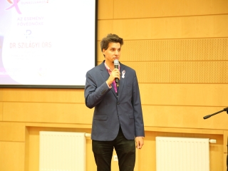 Figyelj rá(n)k! (2025) - fotó: 