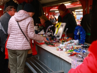 Ünnepi kínálat az évzáró ABolhapiacon - fotó: 