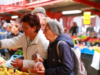 Ünnepi kínálat az évzáró ABolhapiacon - fotó: 