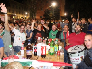 Magyarország - Románia Eb-selejtező a Városháza téren - fotó: Sándor Judit