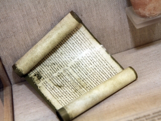 Zsidó kéziratok és szertartási tárgyak a jeruzsálemi Izrael Múzeum anyagából - fotó: Sándor Judit